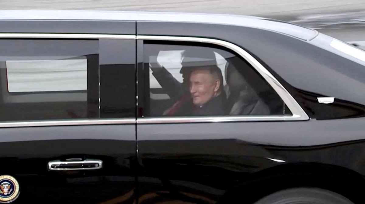 Trump ve Putin aynı araca bindi.