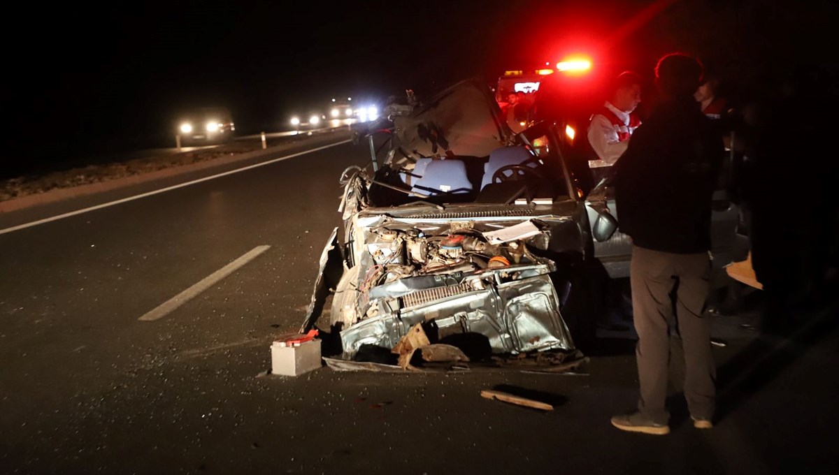 Denizli'de otomobil traktör römorküne çarptı: 1 ölü