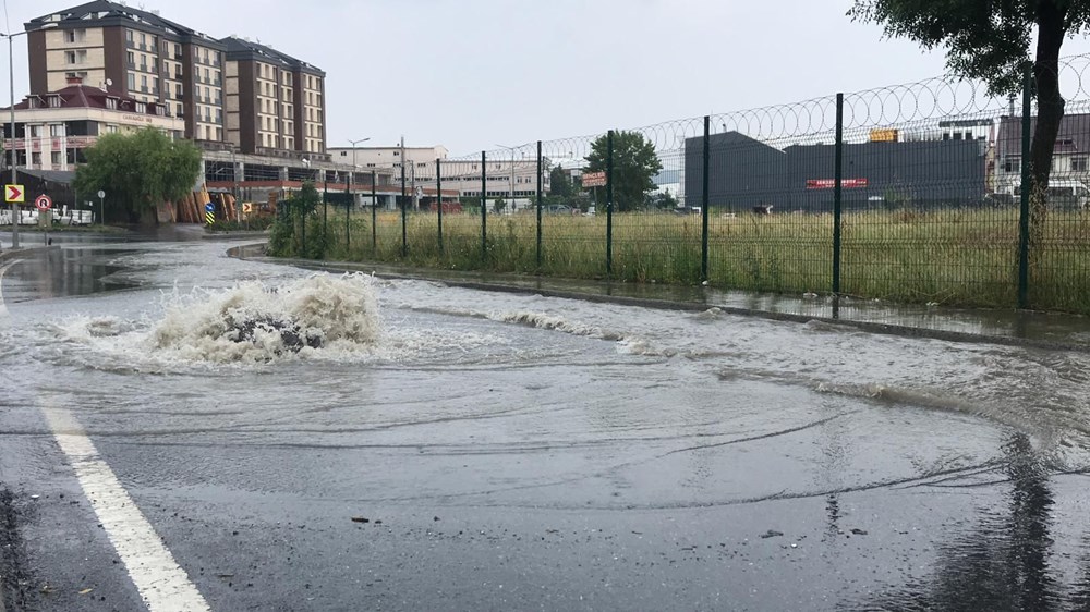 İstanbul'da şiddetli yağış: Yollar göle döndü, boğaza çamurlu su aktı - 17