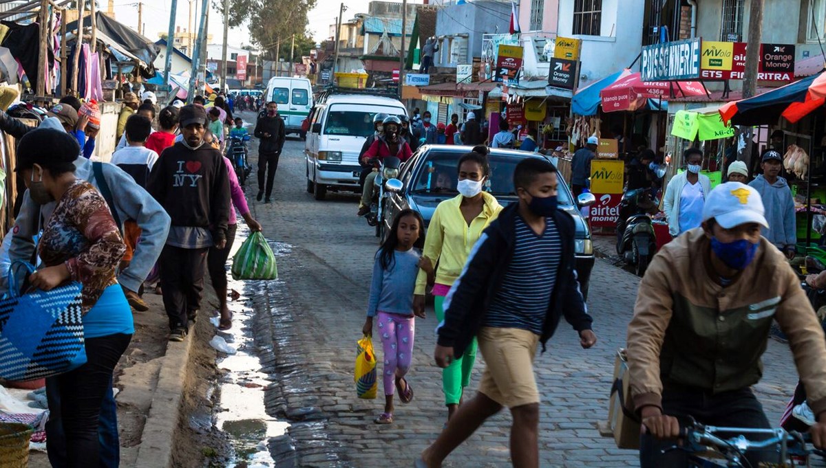 Omicron’u ilk bildiren Güney Afrika, Covid-19 karantina kurallarını gevşetti Omicron’u ilk bildiren Güney Afrika, Covid-19 karantina kurallarını gevşetti