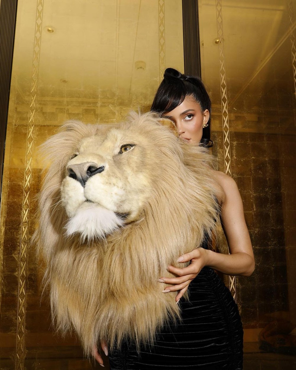 Paris Moda Haftası'na Kylie Jenner'ın 'aslan başlı' elbisesi damga vurdu - 6