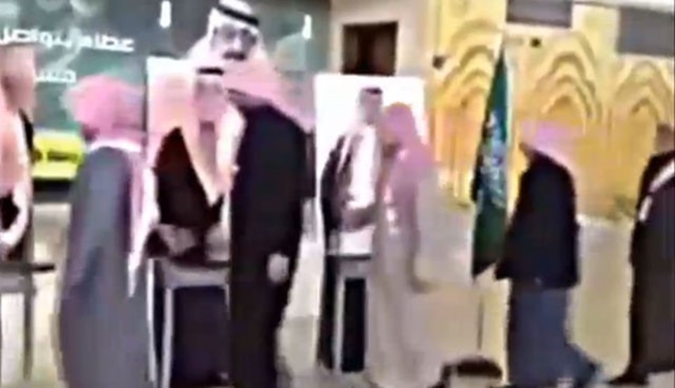 Suudi Arabistan'da yeni kralın karton maketini yaptılar, içine de dublör koyup vatandaşlarla tokalaştırdılar - 3
