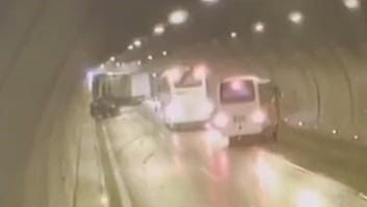 Aydın'da tüneldeki zincirleme kaza kamerada Aydın'da tüneldeki zincirleme kaza kamerada