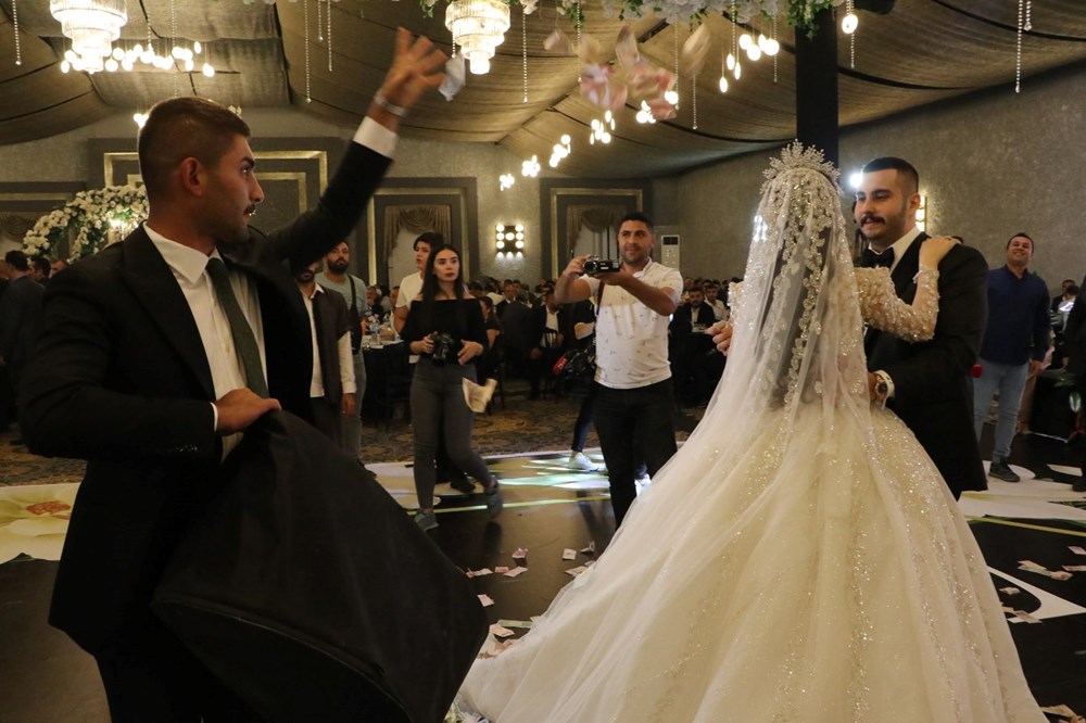 Düğünde dolarlar havada uçuştu: Geline 7 kilo altın takıldı - 5