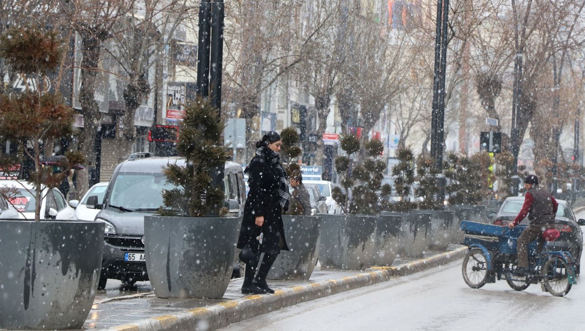Van'da ulaşıma kar engeli: 87 yerleşim yerinin yolu kapandı Van'da ulaşıma kar engeli: 87 yerleşim yerinin yolu kapandı