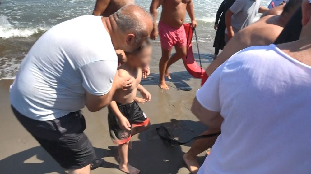 Karadeniz'de can pazarı: 5 kişi boğulma tehlikesi geçirdi - 5