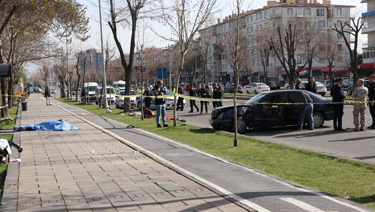 Kazada savrulan motosiklet, kaldırımdaki yayalara çarptı: 1 ölü, 3 yaralı