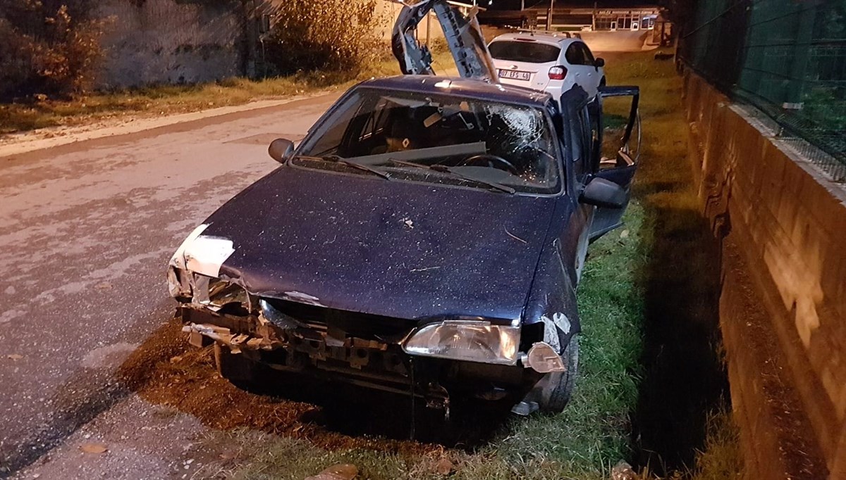 Sakarya'da duvara çarpan otomobildeki 5 çocuk yaralandı