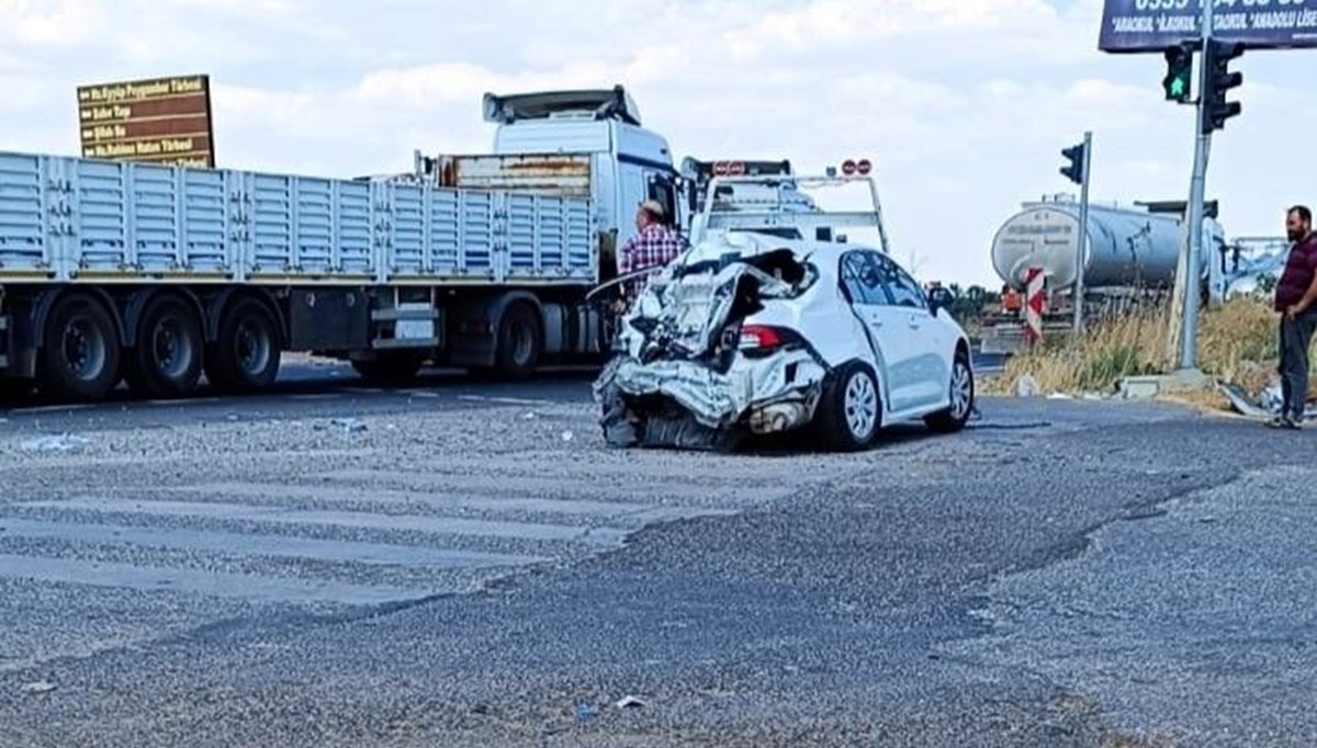 TIR ile otomobil çarpıştı: 5 yaralı