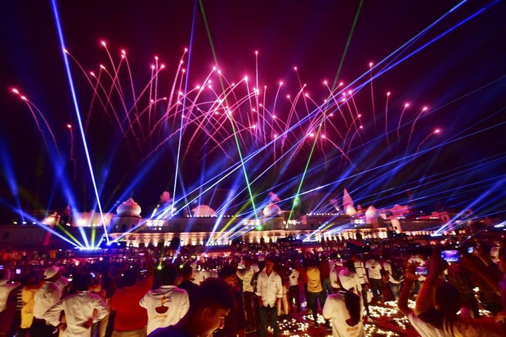 Hindistan, Covid-19 salgınının gölgesinde ışık festivalini kutluyor - 5