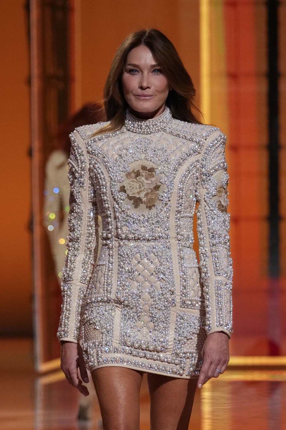 Eski First Lady Carla Bruni Balmain defilesine çıktı - 2