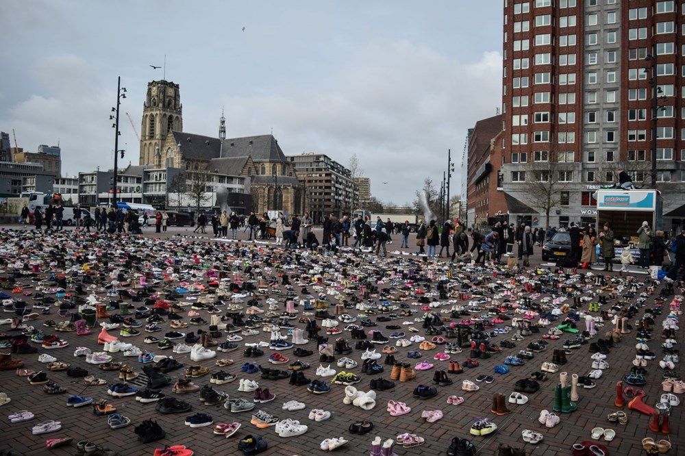 İsrail saldırılarında ölen Filistinli çocukları anmak için 8 bin çift ayakkabı bırakıldı: İşgali durdurun - 9