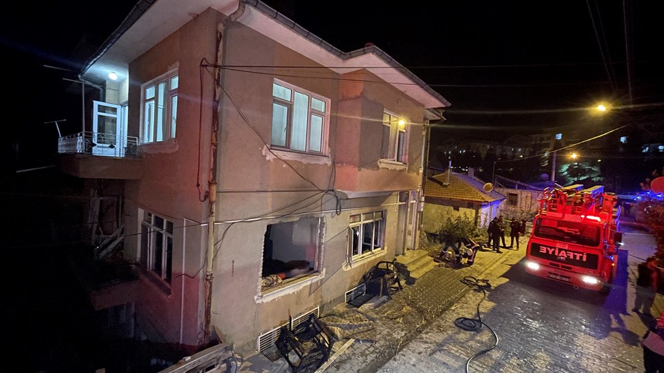 Kütahya'da patlayan mutfak tüpü evi harabeye çevirdi: 4 yaralı - 1