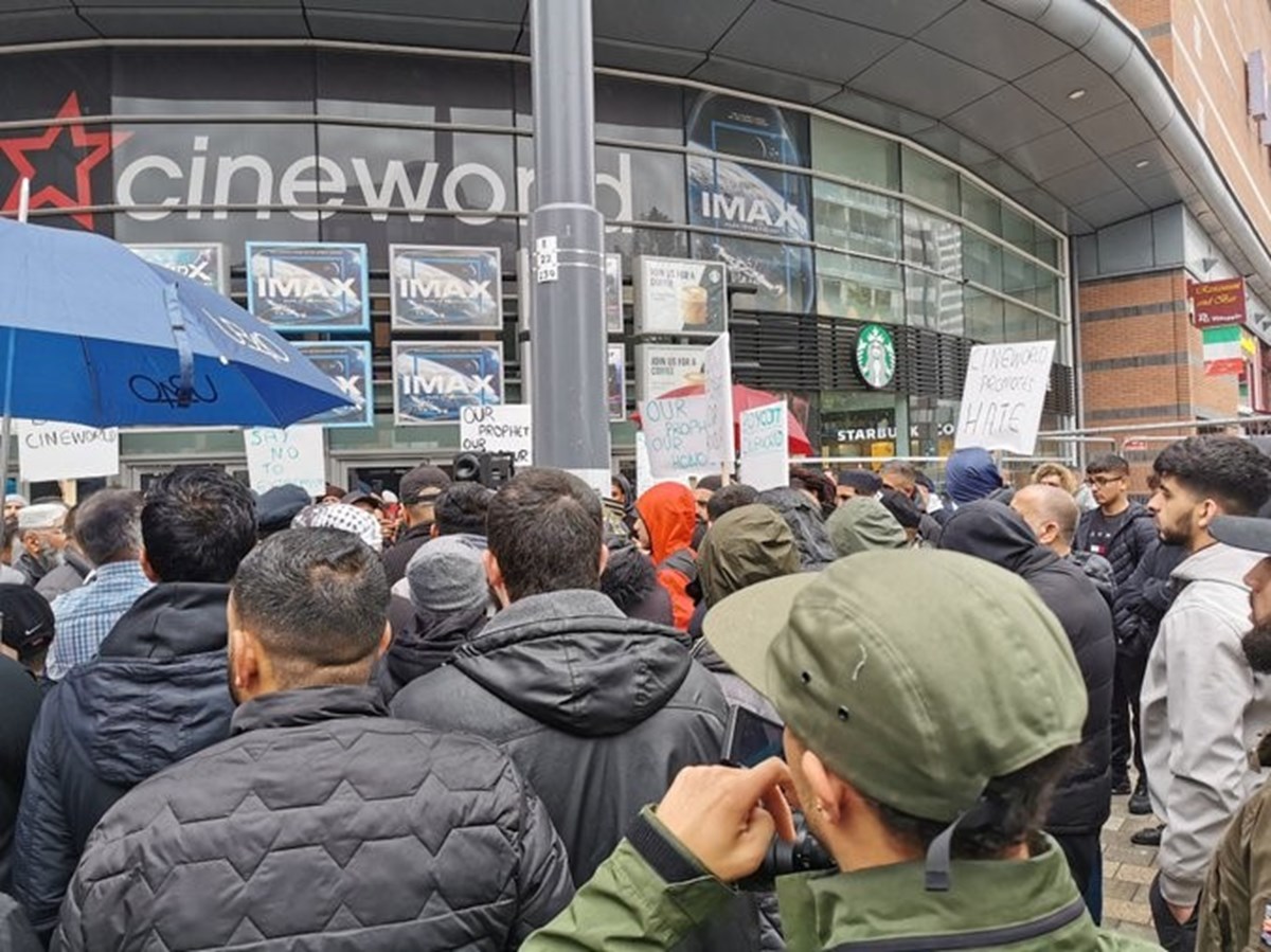 Sinemanın Birmingham şubesi önünde gösteriler düzenlendi.