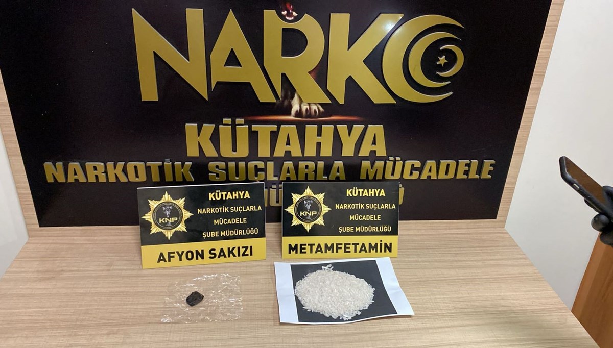 Kütahya’da eşyaları arasında uyuşturucu ele geçirilen 2 otobüs yolcusu tutuklandı Kütahya’da eşyaları arasında uyuşturucu ele geçirilen 2 otobüs yolcusu tutuklandı