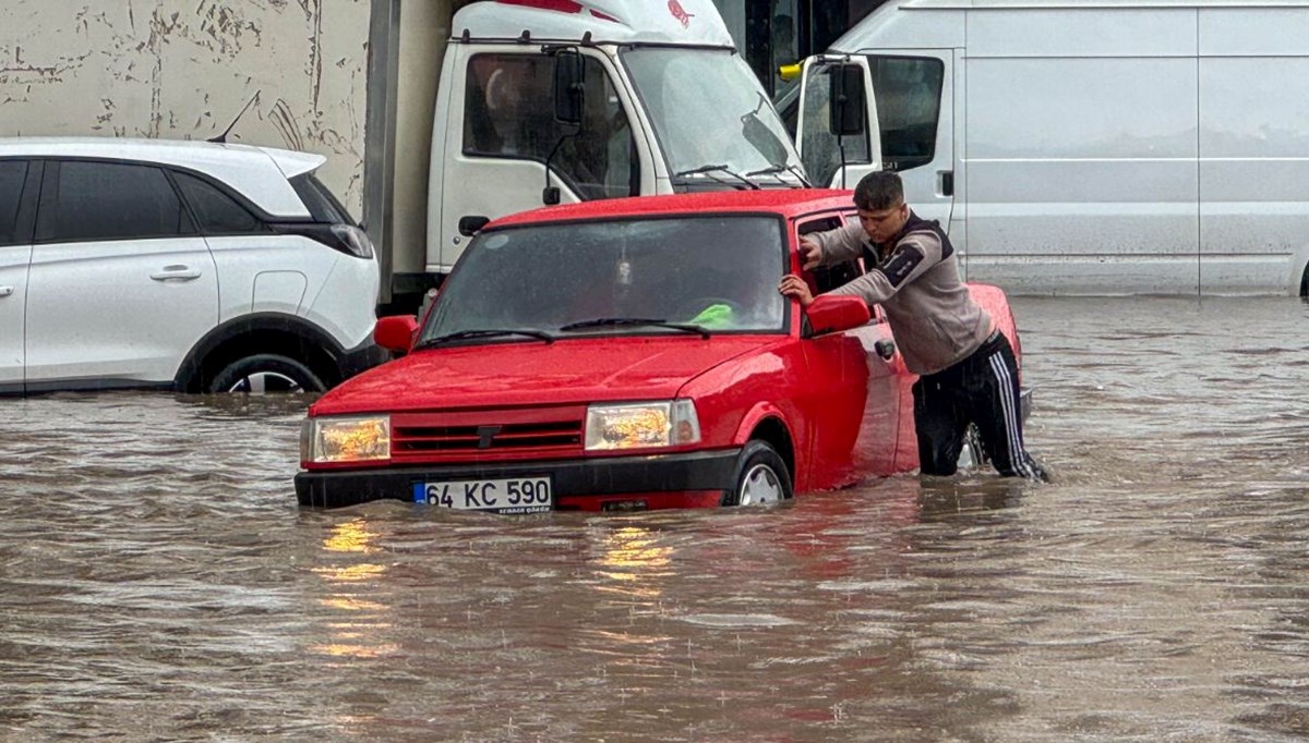 Uşak'ta sağanak ve dolu: Ev ve iş yerlerini su bastı