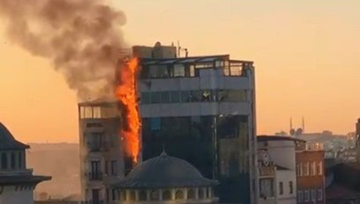 Taksim'de otel yangını kontrol altına alındı