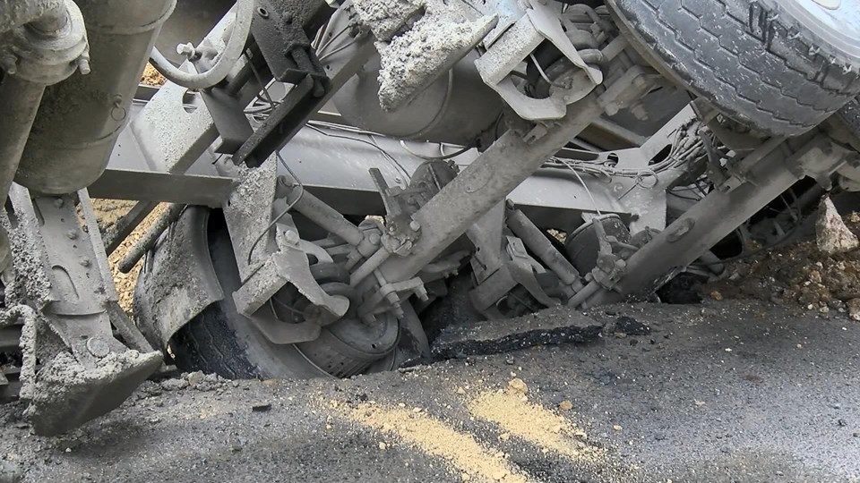 Beylikdüzü'nde yol çöktü: Hafriyat kamyonu devrildi - 3