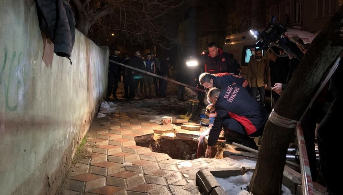 Yürüdüğü kaldırım çöktü, açılan çukura düştü