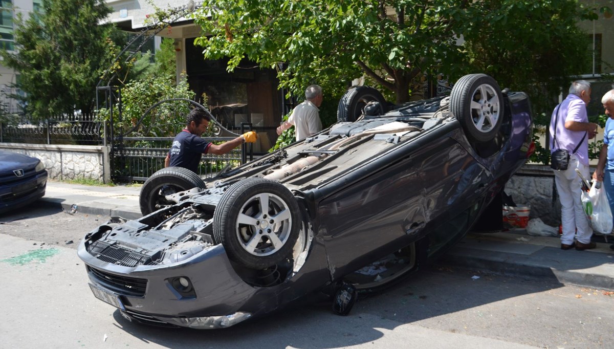 Ankara’da kontrolden çıkan otomobil yayaya çarpıp takla attı: 2 yaralı