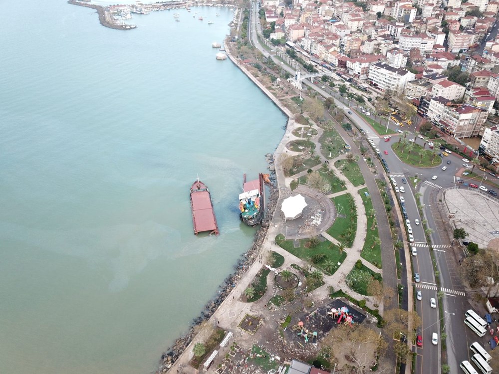 Fırtınada ikiye yarılan gemi havadan görüntülendi - 3