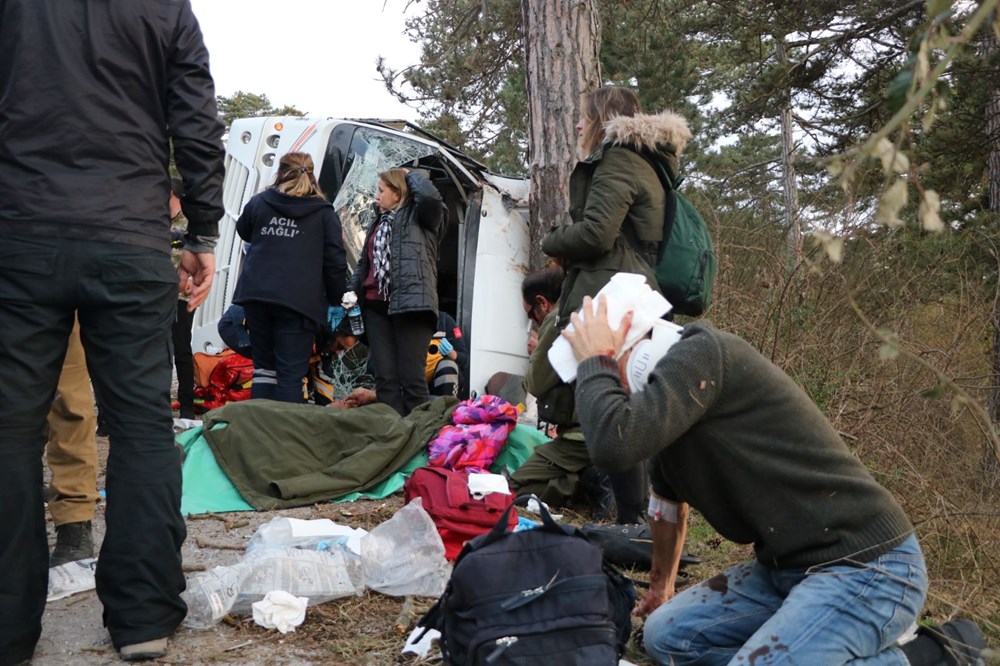 Bolu'da minibüs devrildi: 19 yaralı - 4