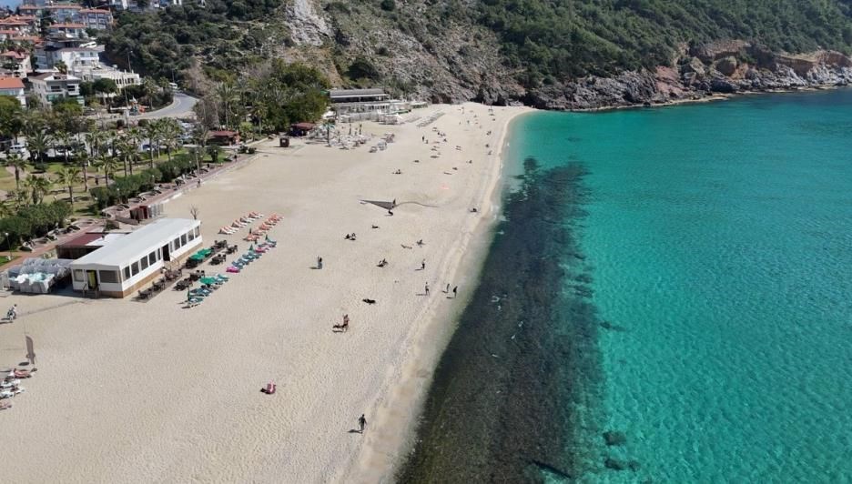 Alanya’da yaz havası: Güneşi gören denize koştu