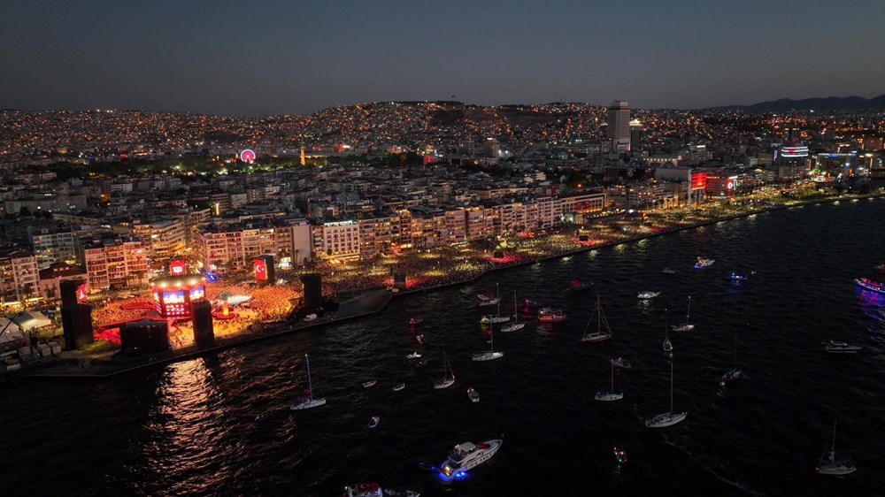 İzmir’de kurtuluş günü coşkusu: Tarkan konserine yüz binlerce kişi akın etti - 23