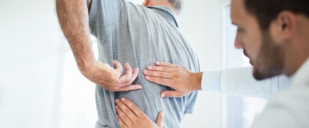 Болит спина и отдает в руку что это. Кашель отдает в поясницу что это. Болит спина в пояснице что делать. Кашель отдает в поясницу что это. При кашле побаливает живот.