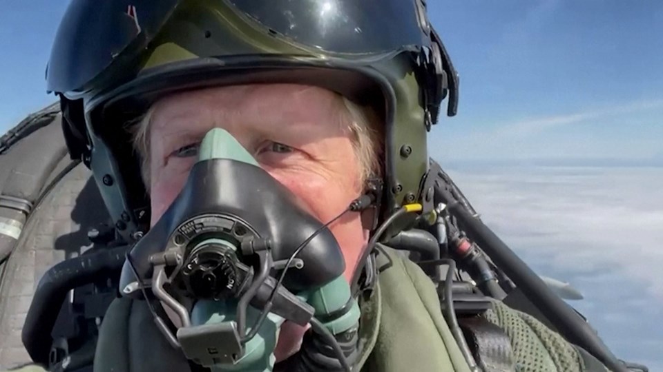 Boris Johnson savaş uçağı koltuğunda - 1
