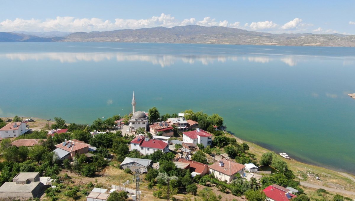 Baraj suları yükselince köy, yarımadaya dönüştü