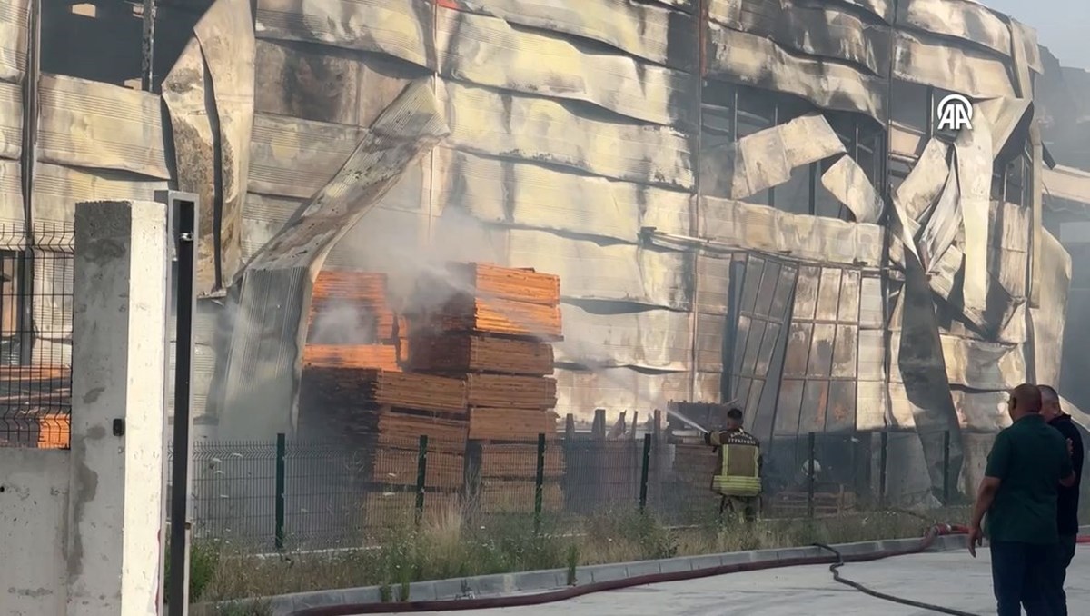 Ankara’da palet fabrikasında yangın: Bitişikteki fabrikaya da sıçradı, 3 saatte kontrol altına alındı