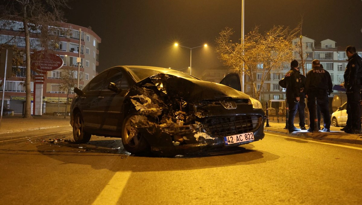 Kaza yaptı, hasar gören otomobili bırakıp kaçtı