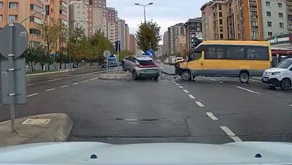 Beylikdüzü'nde ışıklarda kaza