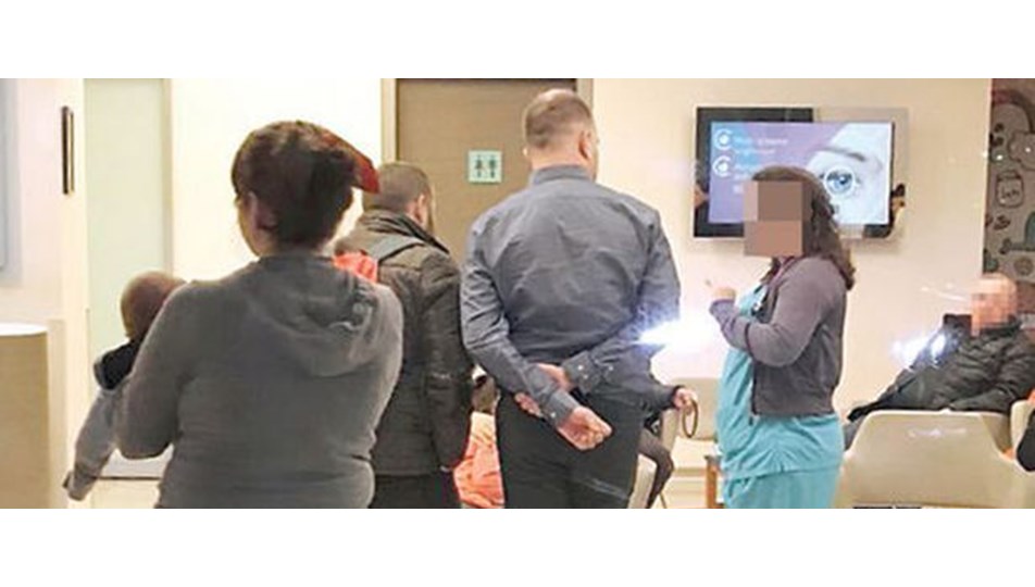 Özel hastane acilinde bekleme var, muayene ücreti var ama doktor yok