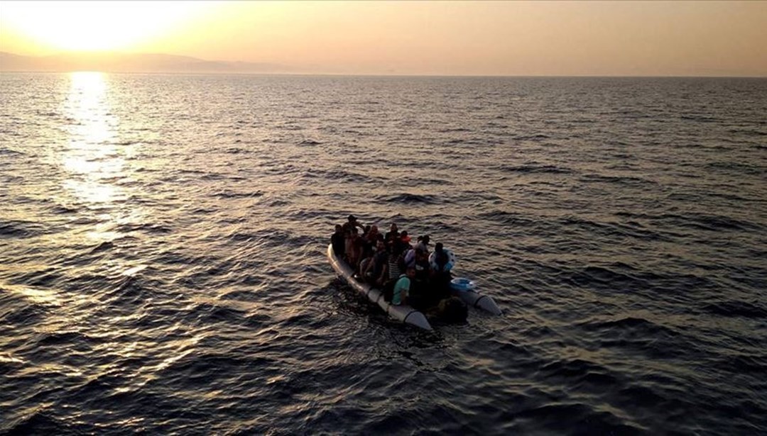Fethiye açıklarında lastik botta 21 göçmen yakalandı