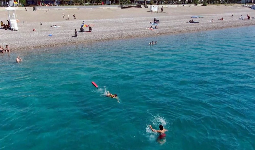 Onları gören erkekler boğulma numarası yapıyor: Kadın cankurtaranlardan "yalancı çoban" hatırlatması - 16