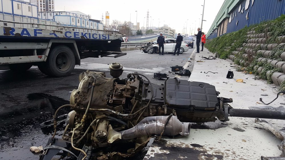 Kaza yapan lüks aracın motoru metrelerce uzağa fırladı - 1