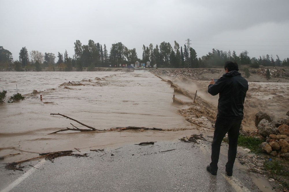Kırmızı kodla aşırı yağış uyarısı yapılan Antalya'da sağanak etkili oluyor - 25