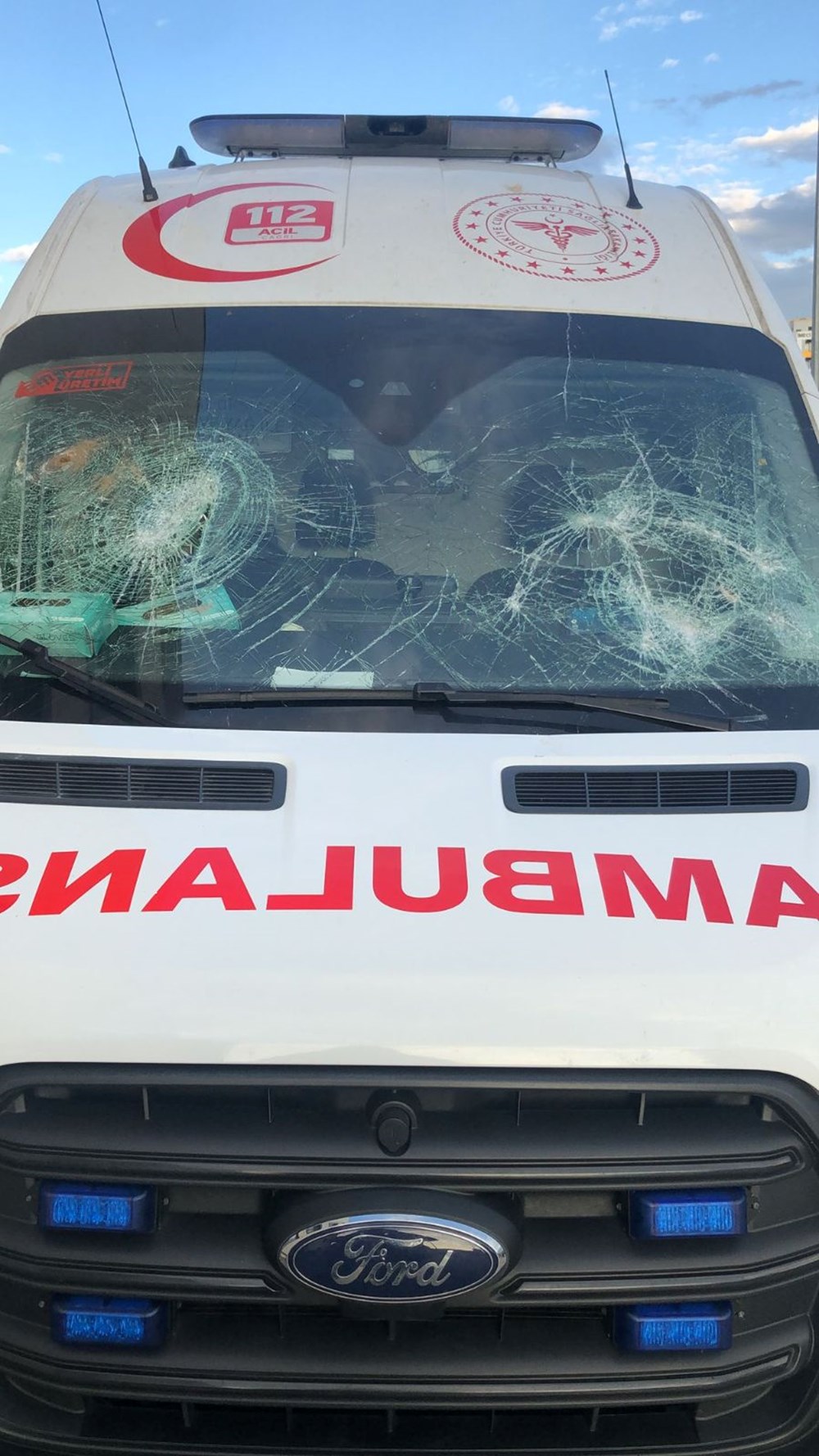 "Geç geldiniz" deyip ambulansa kürekle saldırdı - 3