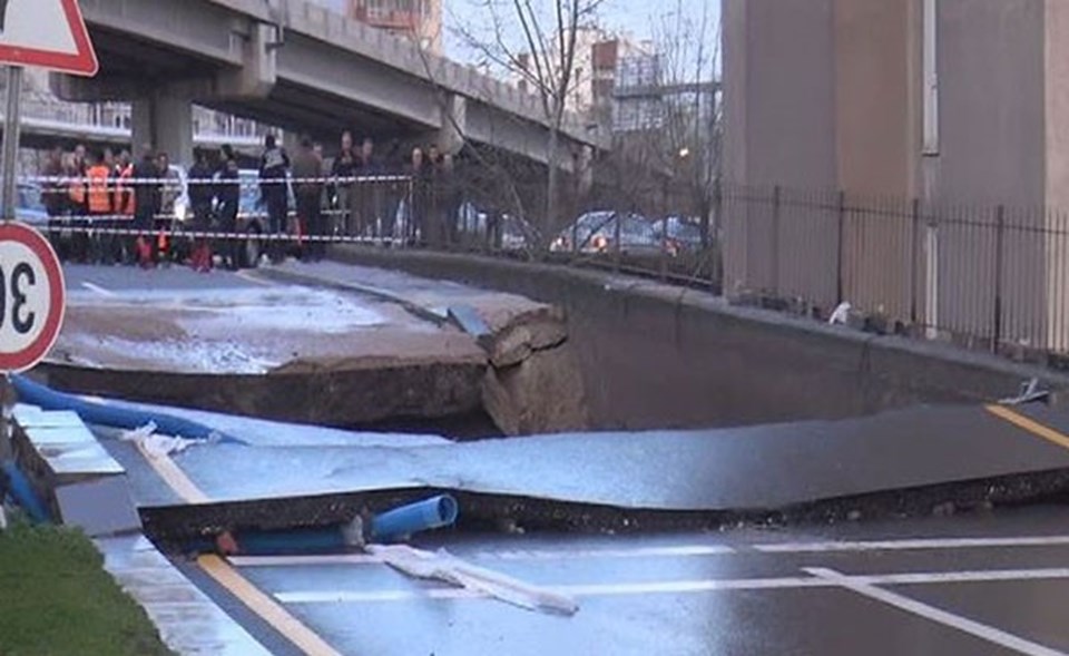Ankara'da su borusu patlayınca yol çöktü - 1