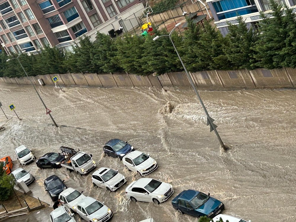 Ankara'da sağanak yağış: Arabalar sürüklendi - 4