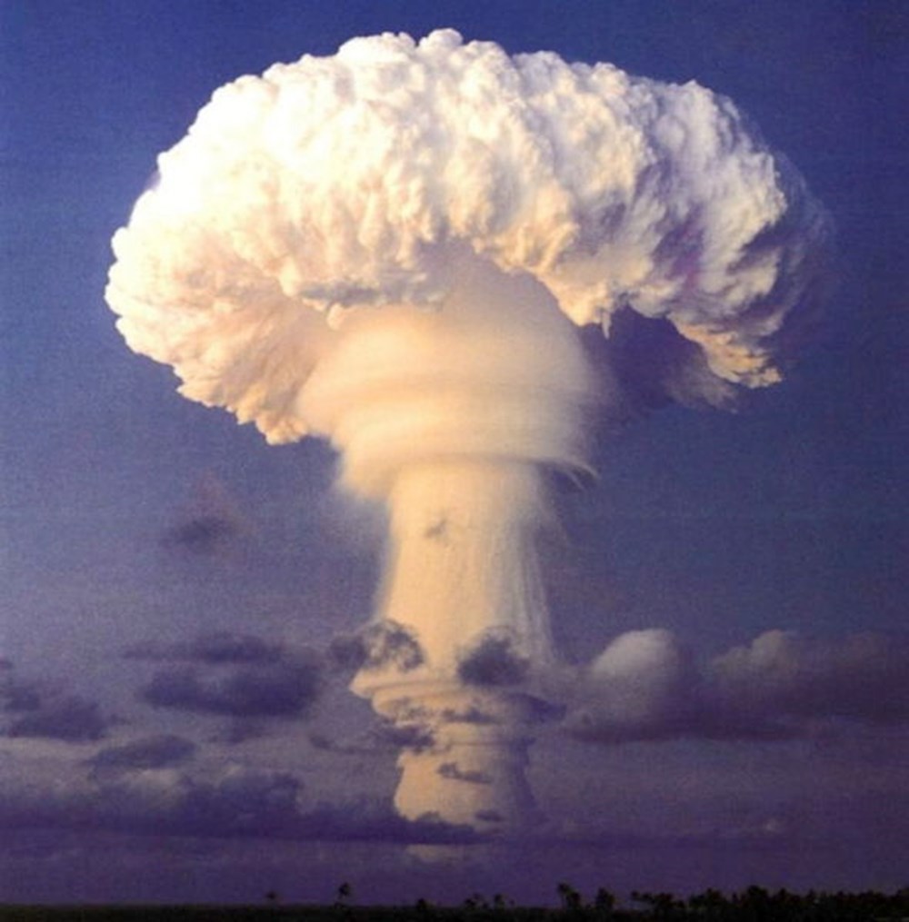 Сайт ядерного взрыва. Испытания атомной бомбы Невада 1955. Ядерный взрыв 25килотонн. Ядерный гриб. Гриб атомного взрыва.