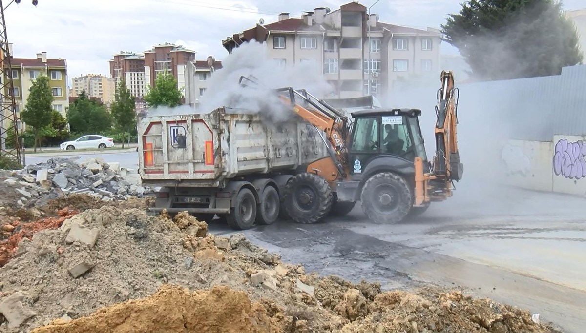 İstanbul'da sokağa dökülen kimyasal atık belediye ekiplerince bulunduğu yerden alındı