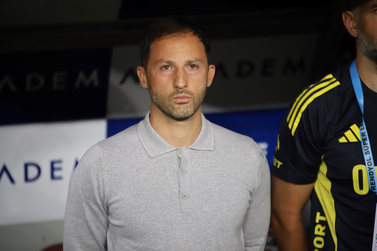 Fenerbahçe Teknik Direktörü Domenico Tedesco, Gaziantep FK deplasmanında kulübedeki yerini aldı.