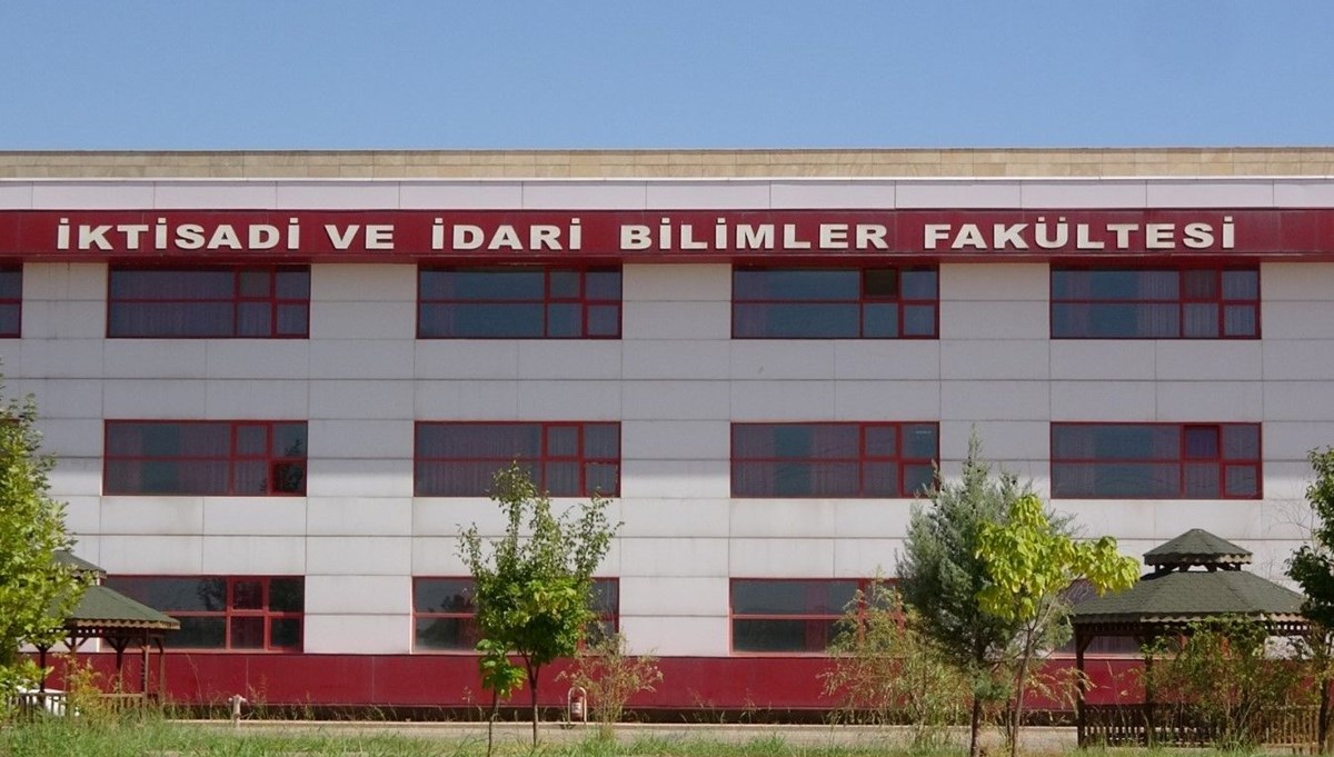 Eski öğrenci dekan yardımcısını odasında bıçakladı