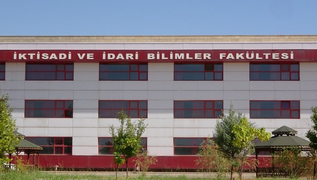 Eski öğrenci dekan yardımcısını odasında bıçakladı Eski öğrenci dekan yardımcısını odasında bıçakladı