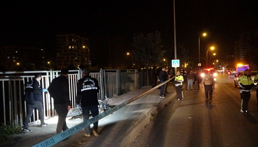 Adana’da feci kaza | Kontrolden çıkan motosiklet kaldırıma çarpıp sürüklendi: 2 ölü