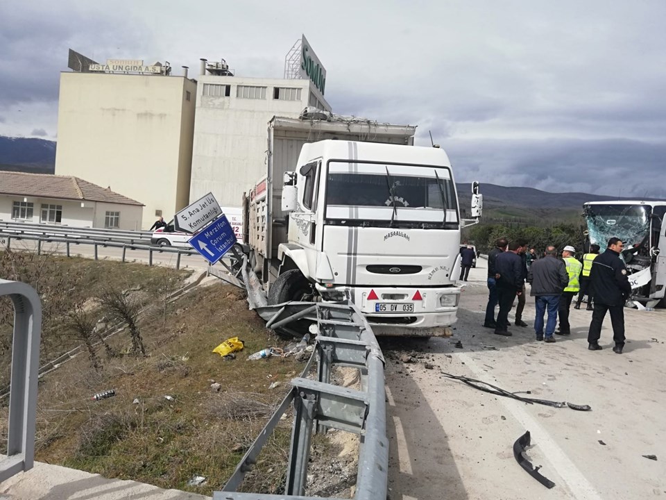 Amasya'da yolcu otobüsü ile kamyon çarpıştı: 15 yaralı - 2
