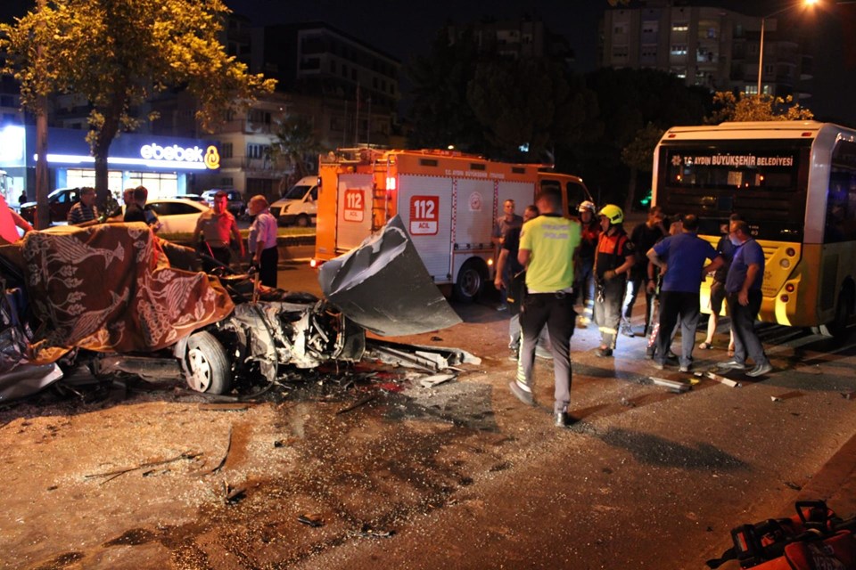 Aydın'da otomobil halk otobüsüne çarptı: 1 ölü, 3 yaralı - 1